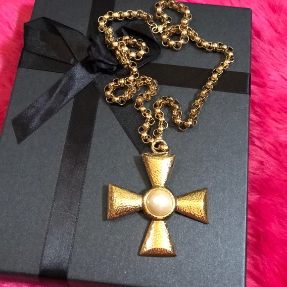 Monet Jewelry - Vtg Monet Chunky Gold tone Chain with Pendant